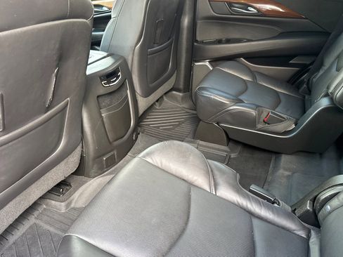 Used 2020 Cadillac Escalade Luxury w/ Escalade Sport Edition image 30