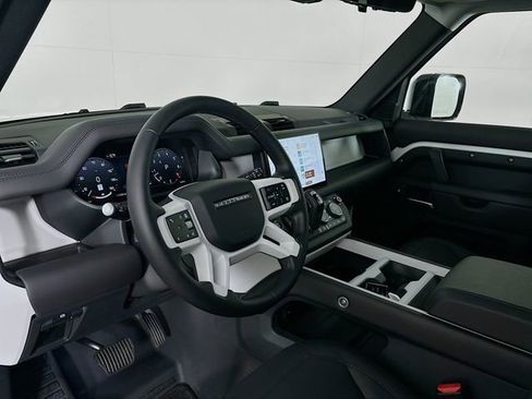 Used 2025 Land Rover Defender 130 S image 9