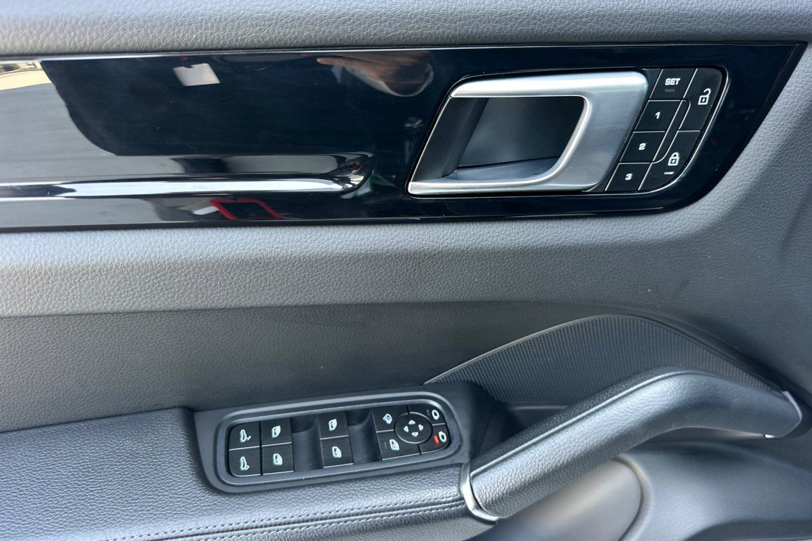 Certified 2023 Porsche Cayenne AWD/4WD image 12