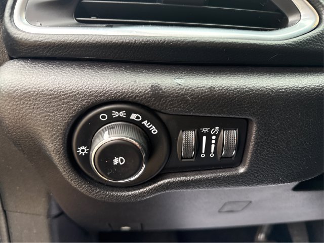 Used 2019 Chrysler Pacifica Touring-L FWD image 18