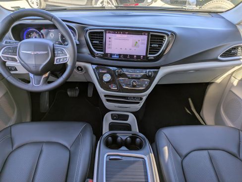 Used 2024 Chrysler Pacifica Touring-L image 14