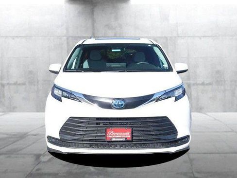 Used 2025 Toyota Sienna LE w/ LE Plus Package AWD/4WD image 4