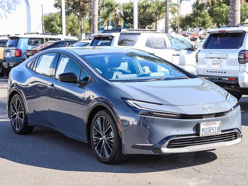 Used 2025 Toyota Prius XLE image 3