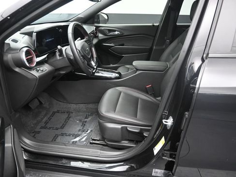 Used 2025 Chevrolet Trax RS FWD image 11