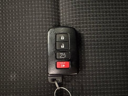 Used 2018 Toyota RAV4 XLE AWD/4WD image 17