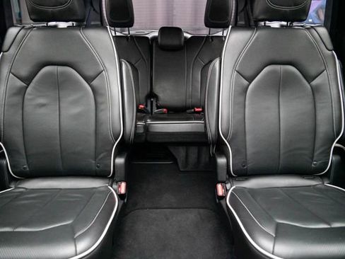 Used 2025 Chrysler Pacifica Limited FWD image 21