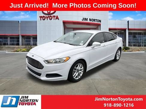 Used 2015 Ford Fusion SE FWD image 2