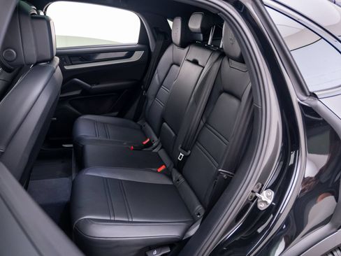 Certified 2025 Porsche Cayenne Coupe AWD/4WD image 17