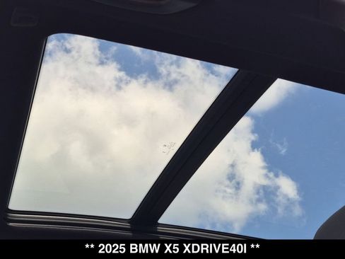Used 2025 BMW X5 xDrive40i w/ M Sport Package AWD/4WD image 4