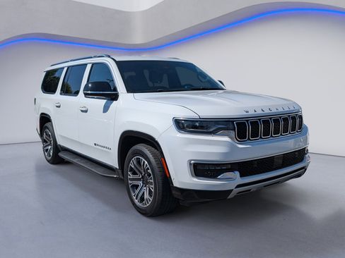 Used 2023 Jeep Wagoneer L Series II RWD image 5