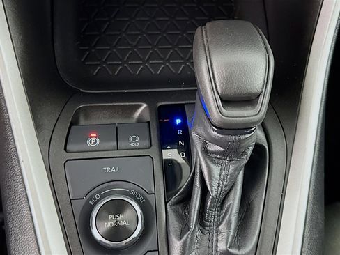 Used 2022 Toyota RAV4 LE AWD/4WD image 19