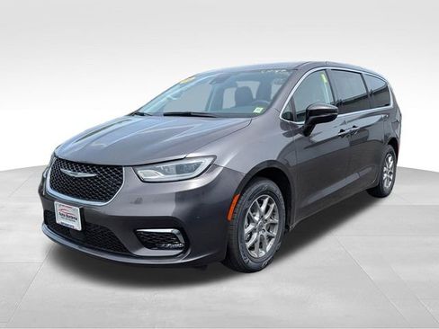 Used 2023 Chrysler Pacifica Touring-L FWD image 3