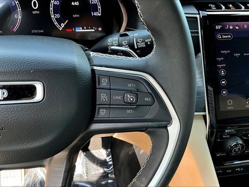 Used 2023 Jeep Grand Cherokee Limited RWD image 14