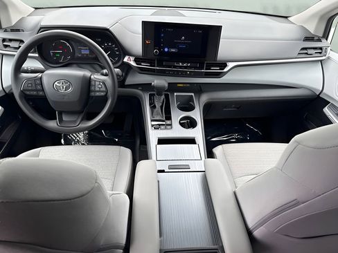 Used 2025 Toyota Sienna LE FWD image 15