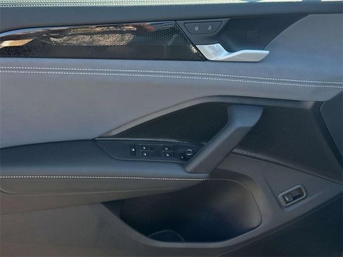 New 2025 Volkswagen Tiguan SE image 13