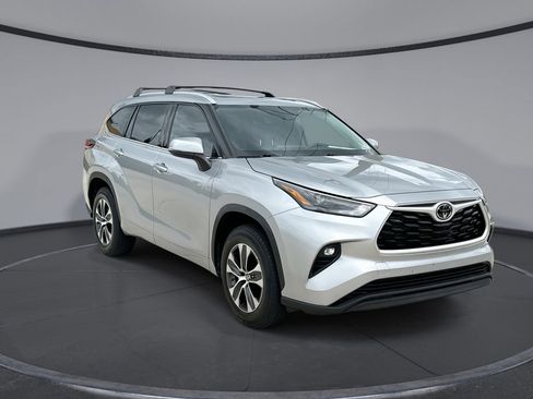 Used 2022 Toyota Highlander XLE FWD image 12