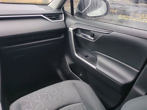 Used 2021 Toyota RAV4 XLE image 17