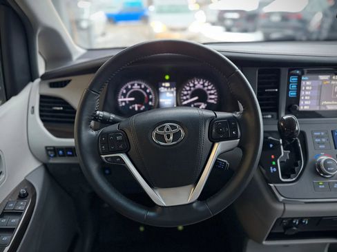 Used 2017 Toyota Sienna XLE image 12