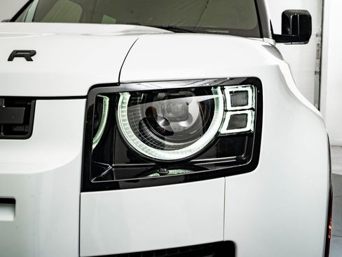 Used 2023 Land Rover Defender 110 X-Dynamic SE image 15