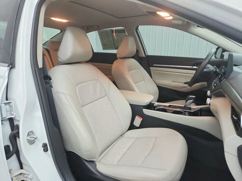 Used 2024 Nissan Altima 2.5 SL FWD image 39