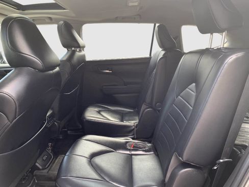 Used 2022 Toyota Highlander XLE AWD/4WD image 40