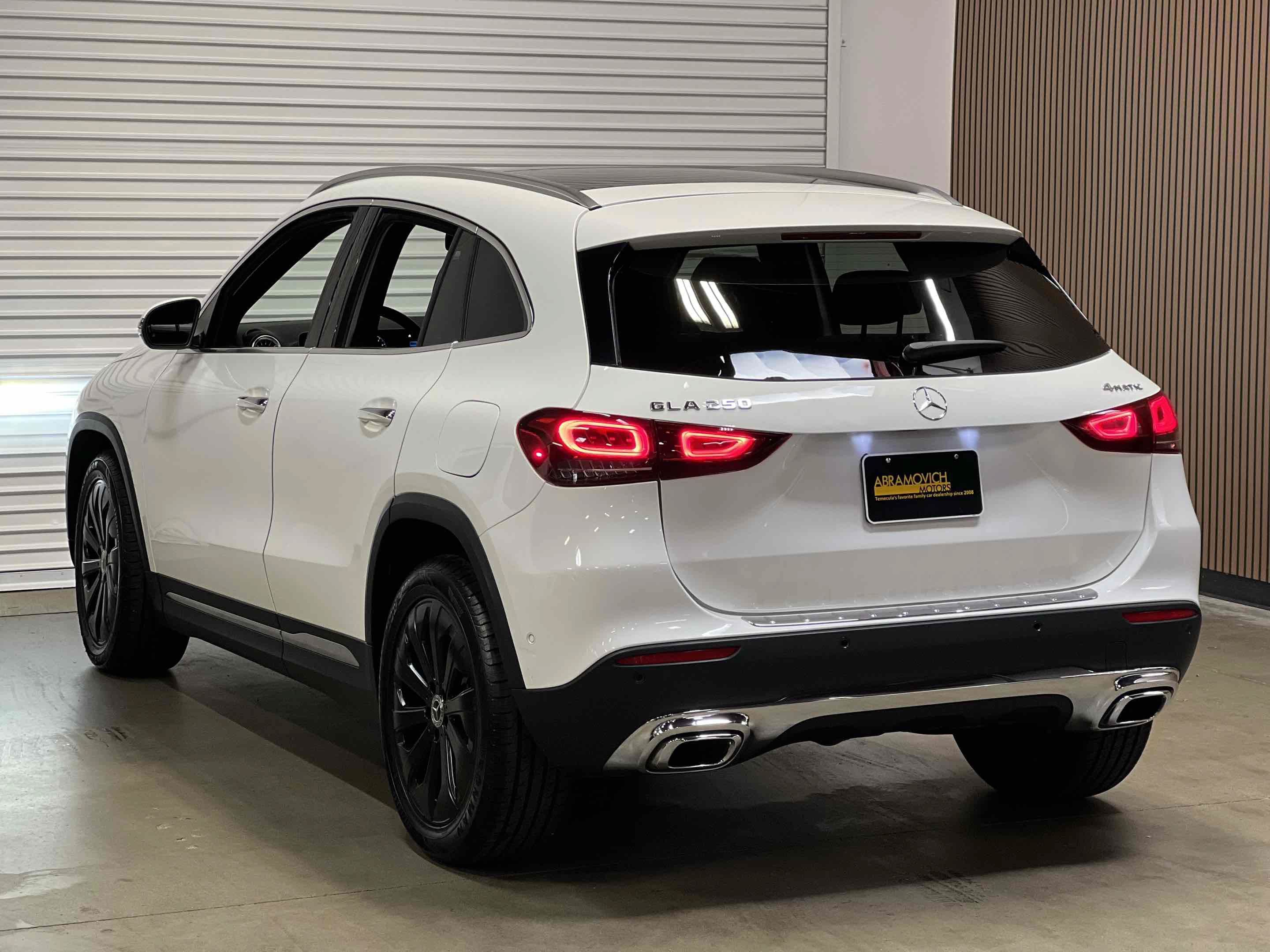 Used 2021 Mercedes-Benz GLA 250 4MATIC w/ Premium Package image 4