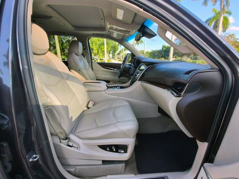Used 2016 Cadillac Escalade Luxury AWD/4WD image 41