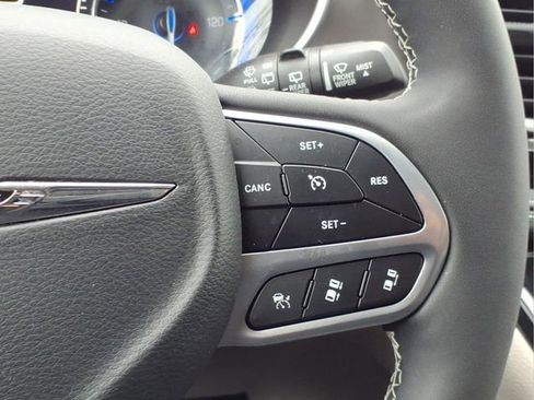 Used 2023 Chrysler Pacifica Touring-L image 18