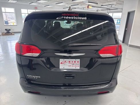 Used 2023 Chrysler Voyager LX image 9