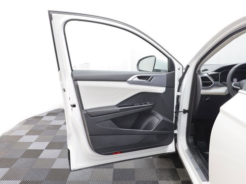 Used 2025 Volkswagen Taos SEL image 5