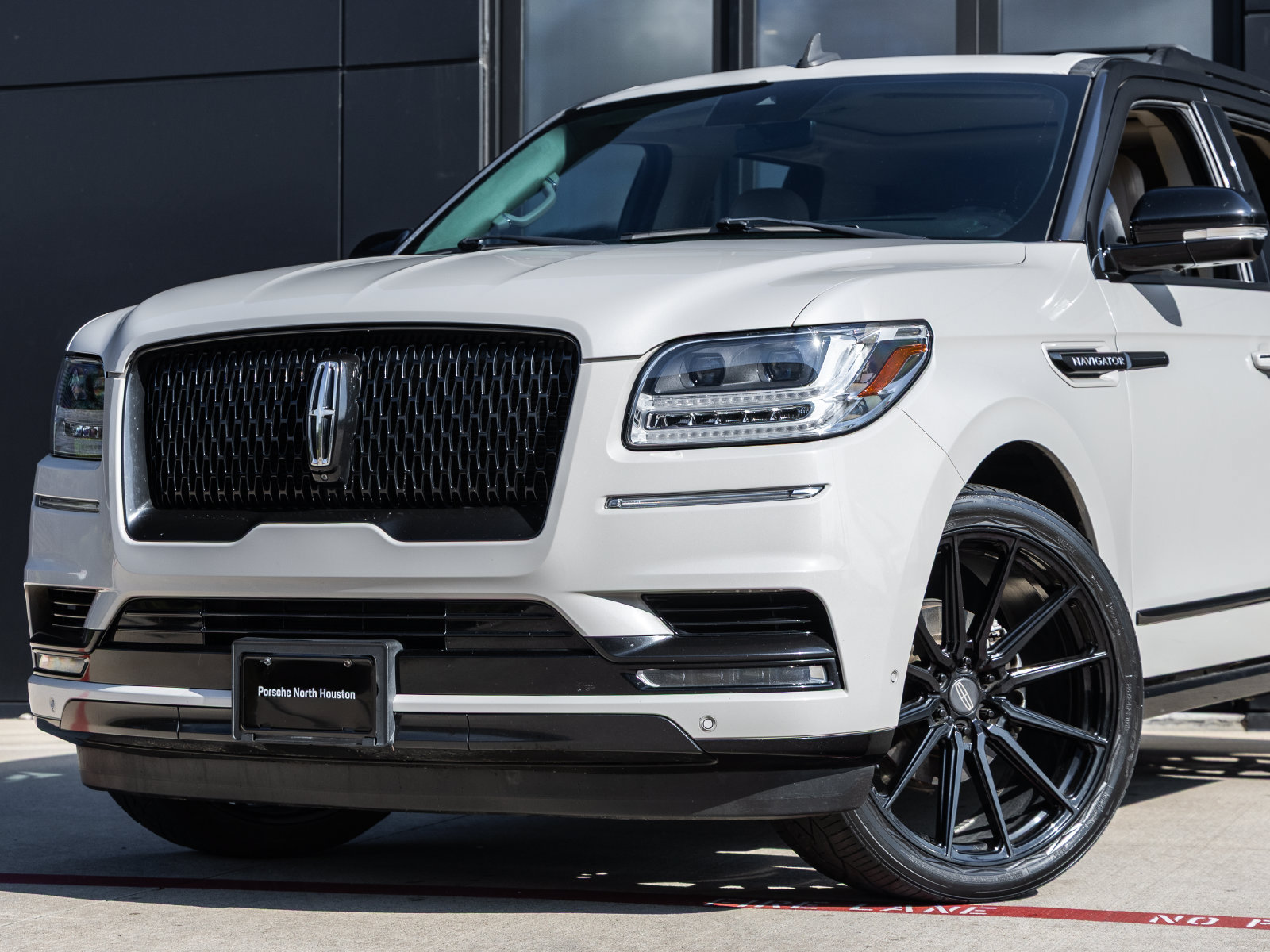 Used 2021 Lincoln Navigator Reserve w/ Luxury Package RWD image 3