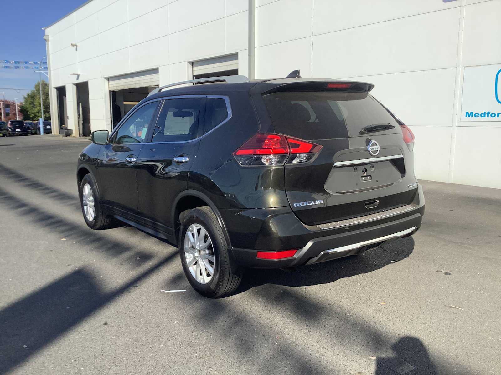 Used 2017 Nissan Rogue SV w/ SV Family Package AWD/4WD image 3
