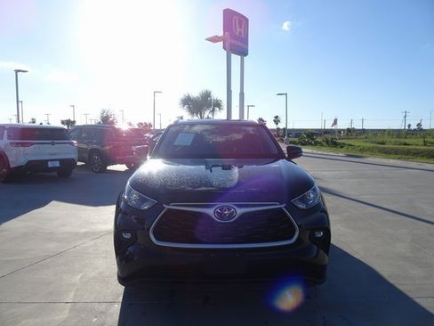 Used 2023 Toyota Highlander XLE image 2