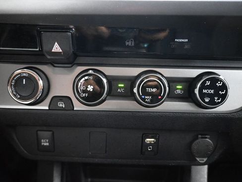 Used 2017 Toyota Tacoma SR5 image 18