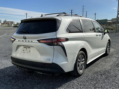 Used 2021 Toyota Sienna XLE w/ XLE Plus Package FWD image 8