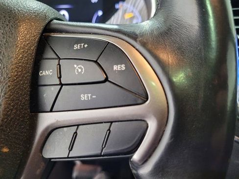 Used 2018 Jeep Grand Cherokee Limited image 37