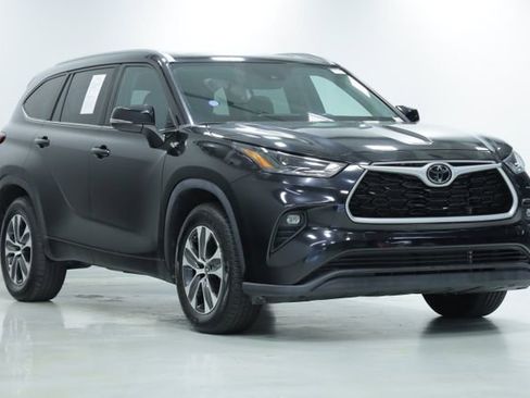 Used 2022 Toyota Highlander XLE image 3