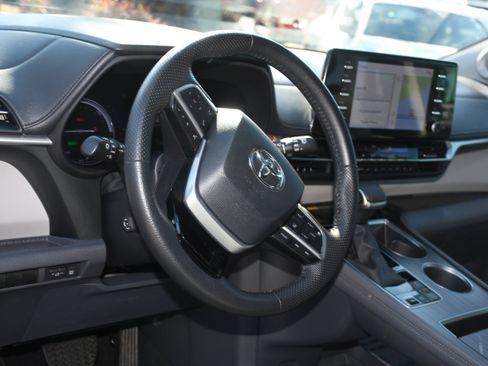 Certified 2023 Toyota Sienna Limited image 9