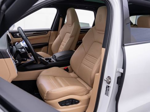 Certified 2023 Porsche Cayenne Platinum Edition image 5