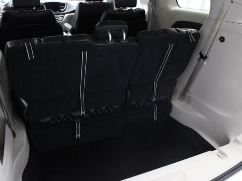 Used 2023 Chrysler Pacifica Touring-L FWD image 18