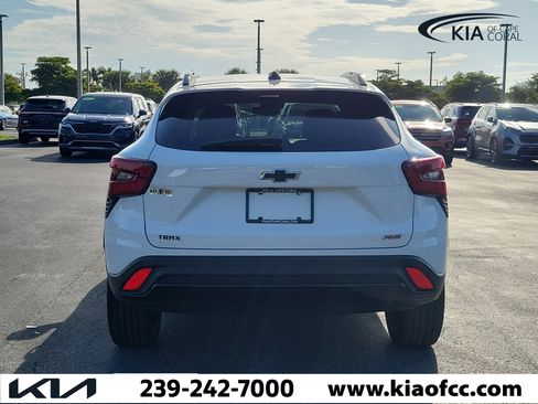 Used 2024 Chevrolet Trax RS w/ Sunroof Package FWD image 5