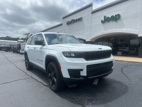 New 2025 Jeep Grand Cherokee L Laredo image 1
