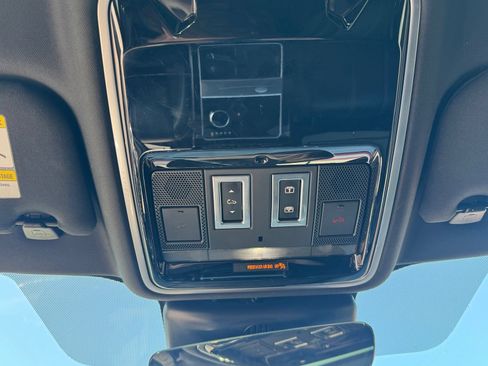 Used 2019 Land Rover Range Rover Velar R-Dynamic SE AWD/4WD image 21