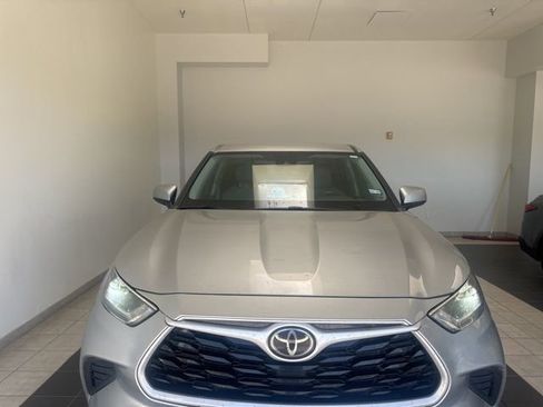 Used 2021 Toyota Highlander L image 2