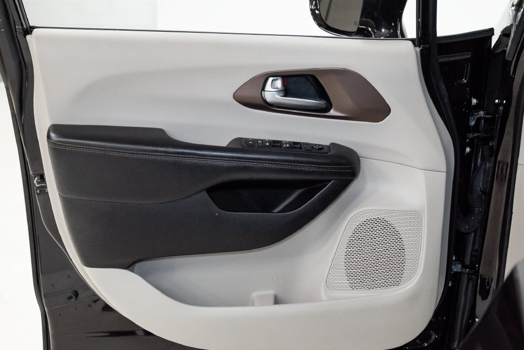 Used 2017 Chrysler Pacifica Touring-L FWD image 9