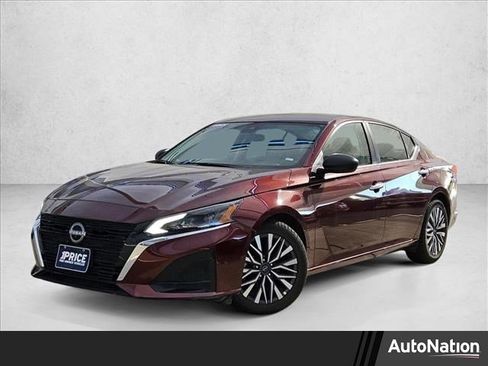Used 2025 Nissan Altima 2.5 SV FWD image 1
