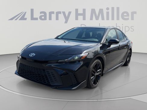 Used 2025 Toyota Camry SE FWD image 1