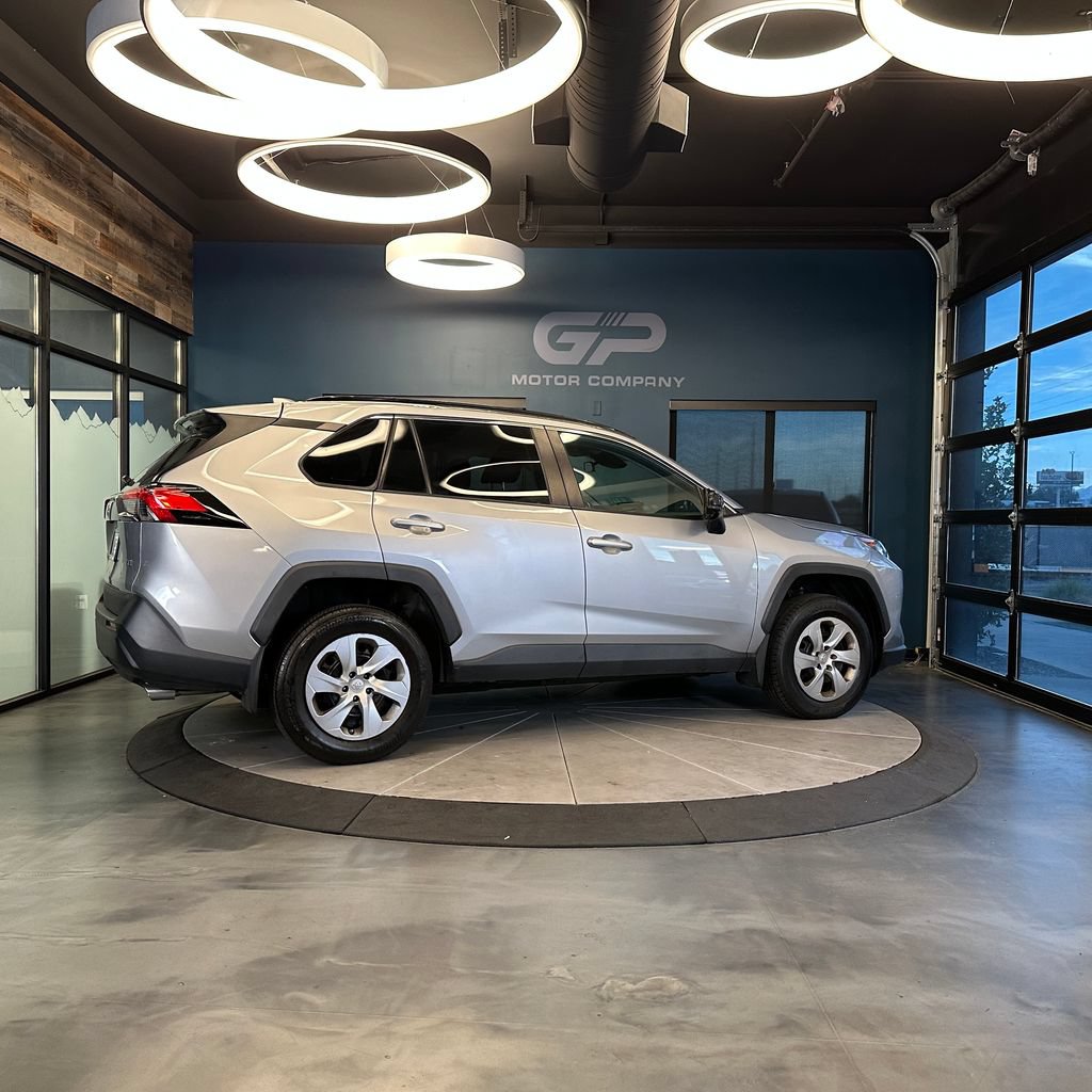 Used 2021 Toyota RAV4 LE FWD image 3