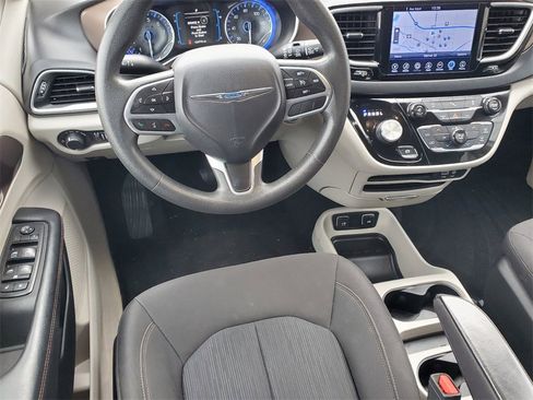 Used 2017 Chrysler Pacifica Touring image 14