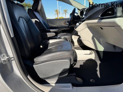 Used 2017 Chrysler Pacifica Touring-L image 25